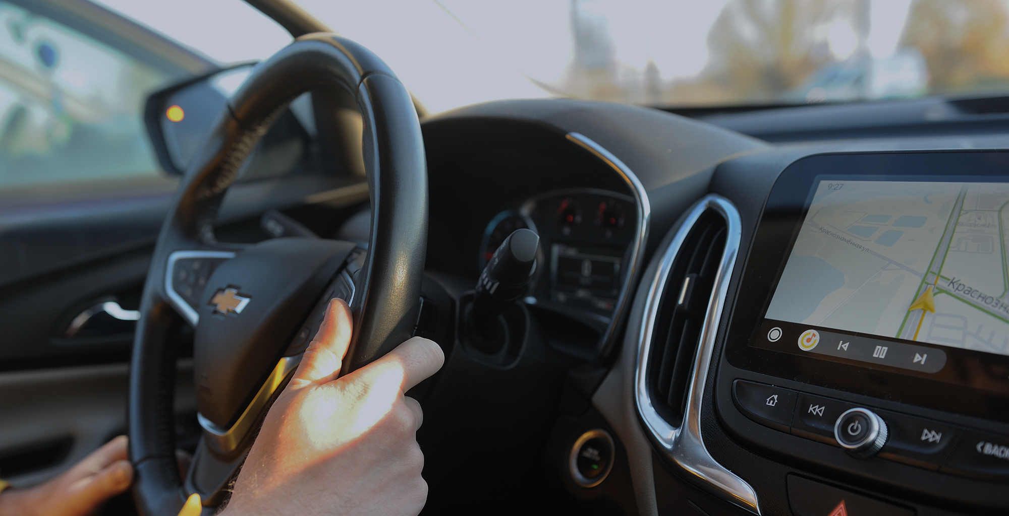 condutor e co-condutor num carro eléctrico