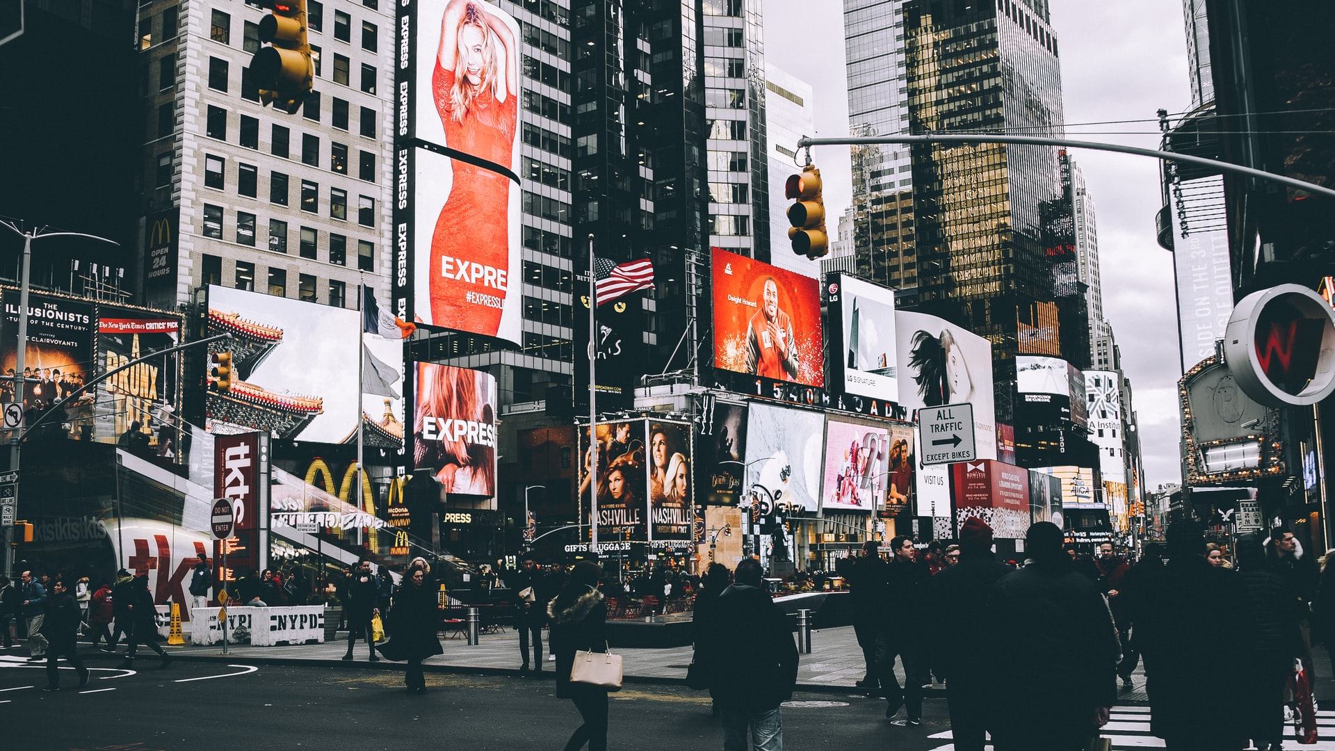 AI of Things (V): Recommendation and optimisation of advertising content on smart displays