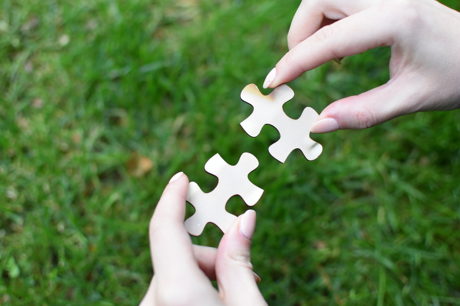 Incentives in business blockchain networks: a new approach
