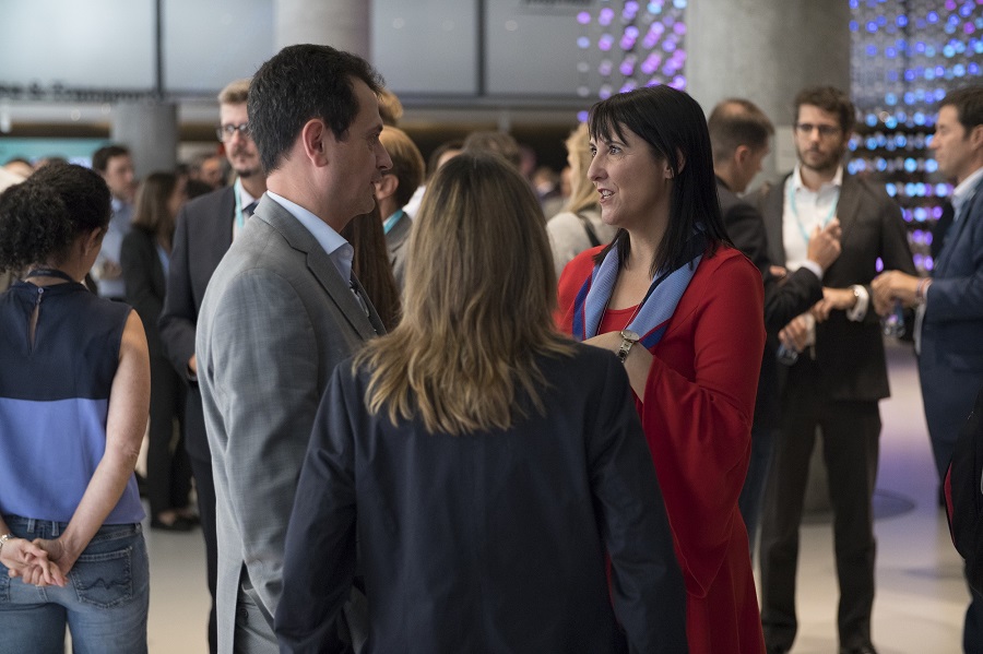 FOTO 4: Nuestra CEO Elena Gil, conservando con los asistentes durante el cóctel