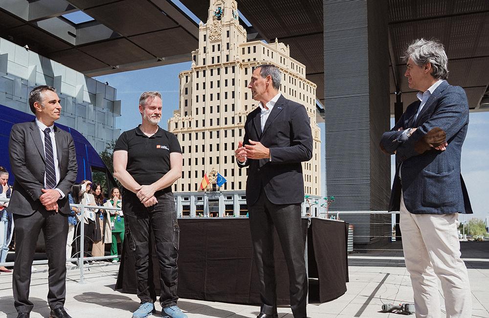 Telefónica recibe de Grupo LEGO una réplica de su sede de Gran Vía