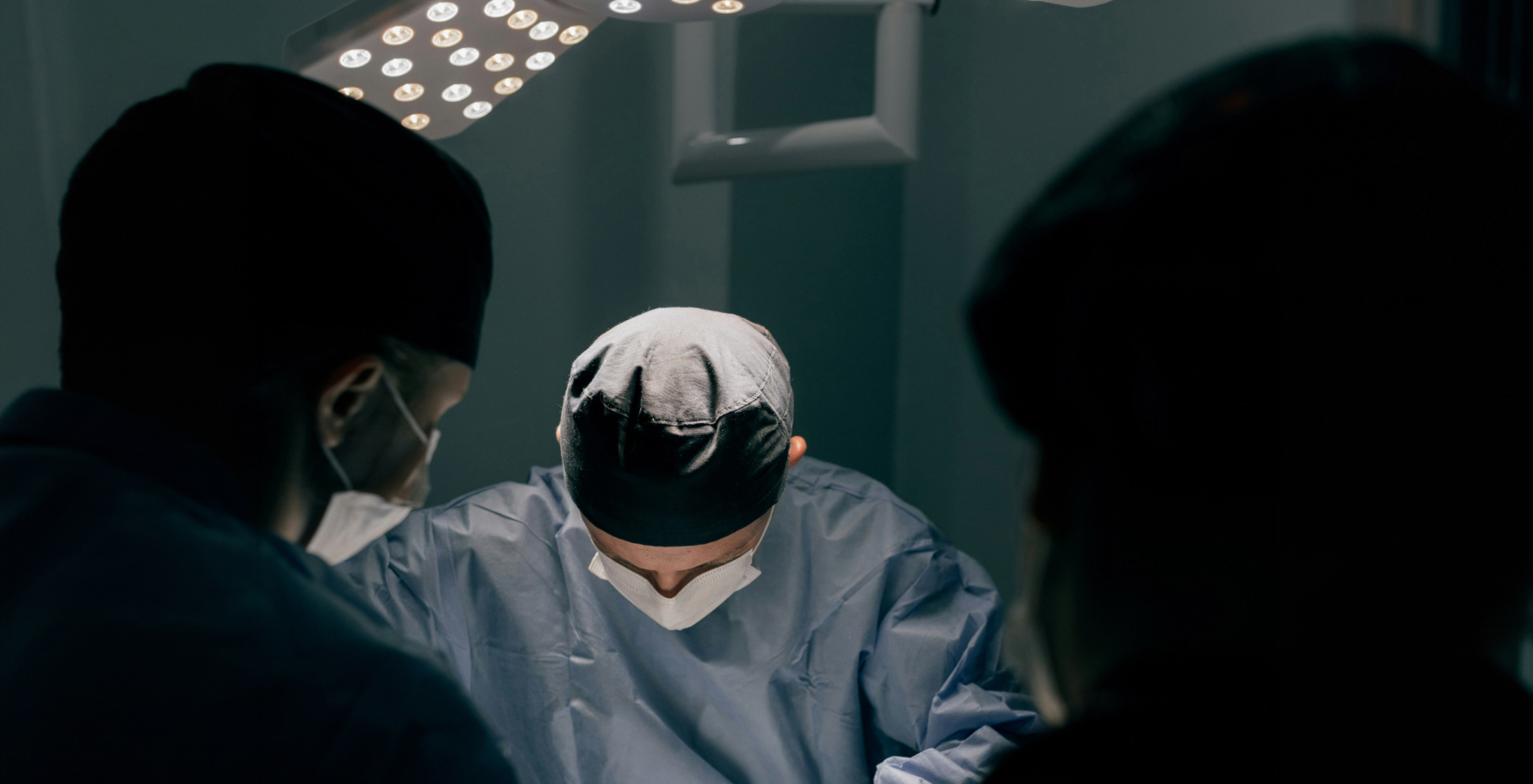 Imagen de Telefónica Tech con profesional sanitario trabajando en el Hospital del Mar en entorno clínico moderno y digitalizado