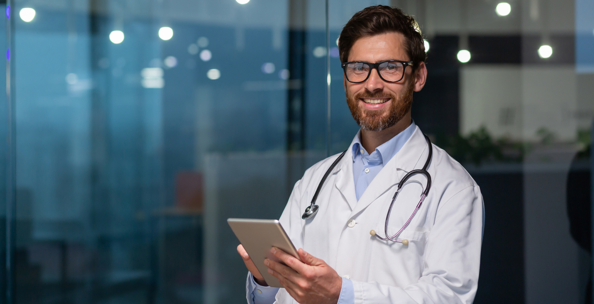 Imagen de Telefónica Tech donde un profesional sanitario sostiene una tablet en un entorno clínico, representando la consultoría de IA y Data para el sector salud.