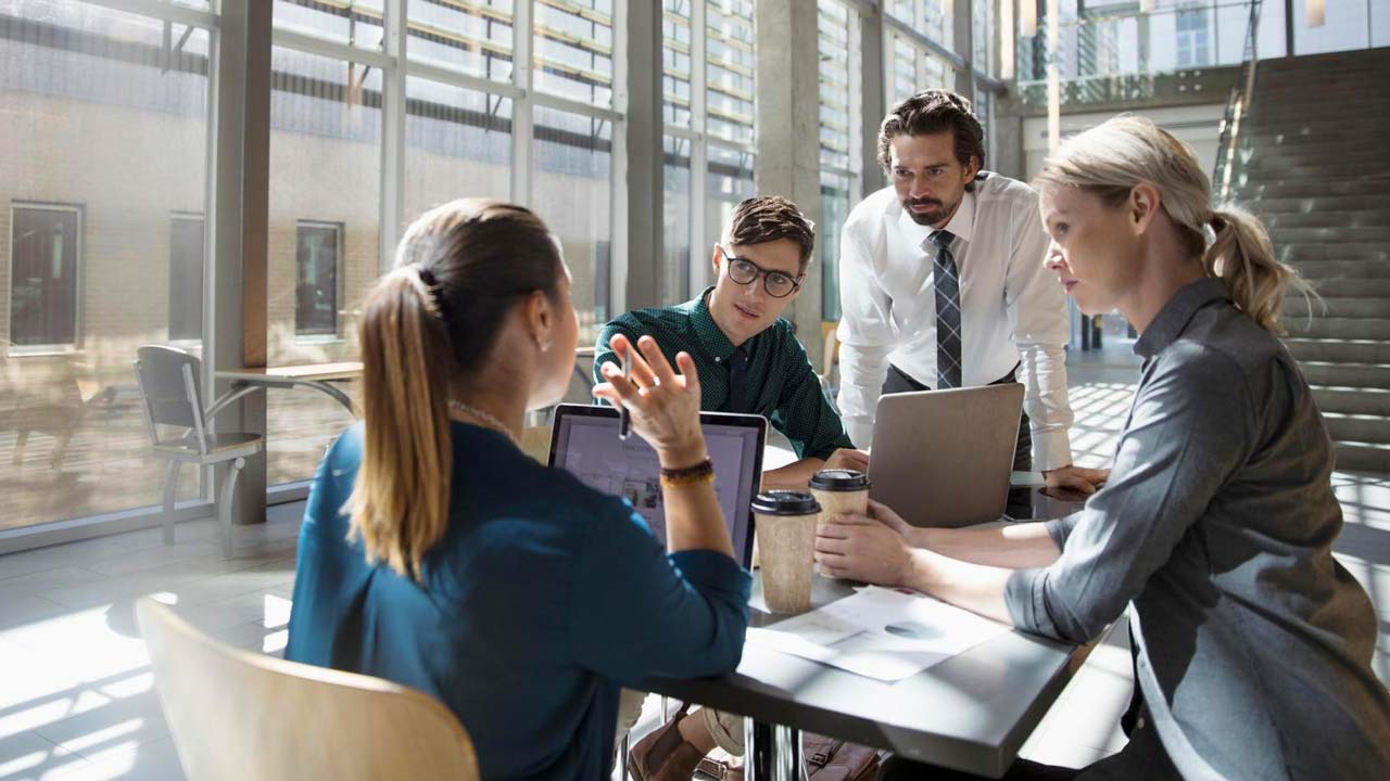 Cómo escalar la adopción de IA en la empresa: del piloto al puesto de trabajo real