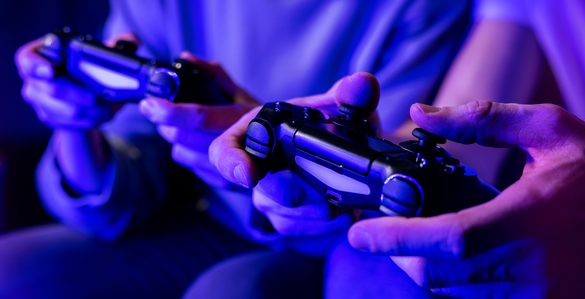 Personas utilizando mandos de videojuegos durante una experiencia de gaming inmersiva.