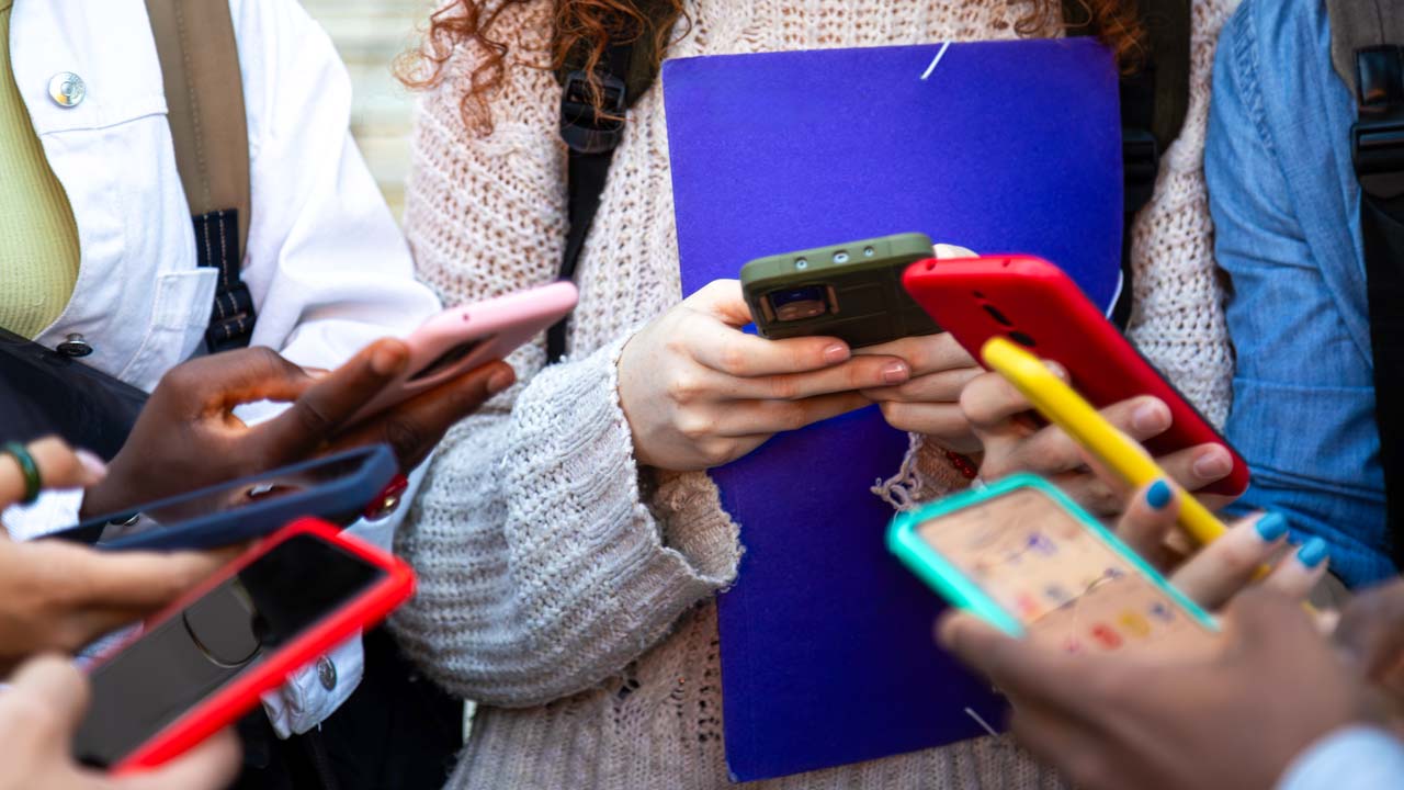 Children and their digital footprint: prevention and guidance to reduce online risks